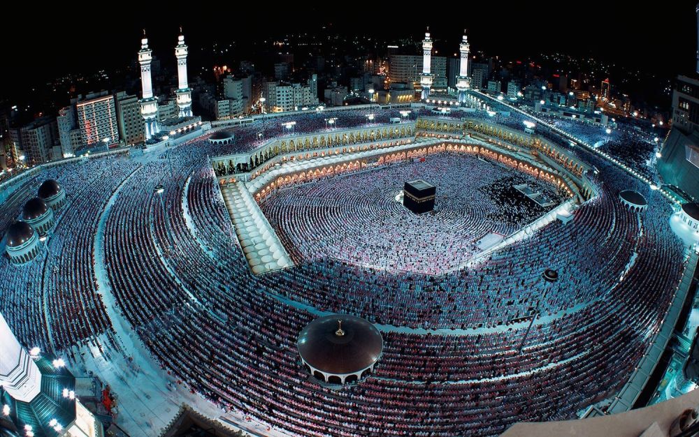 Pilgrims gathered around the Kaaba at Masjid al-Haram, Makkah, at night